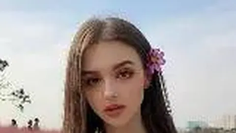 葛优64岁喜得三岁子，潮酷嘻哈造型引关注